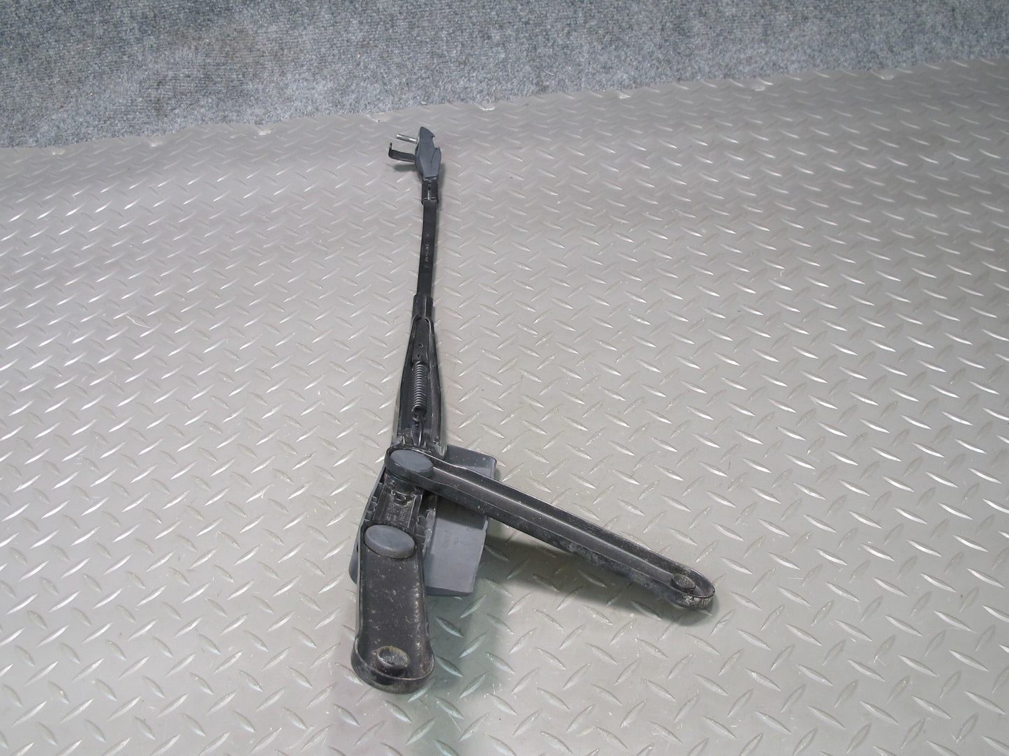 2011-2018 Porsche Cayenne 958 Front Right & Left Side Windshield Wiper Arm Set