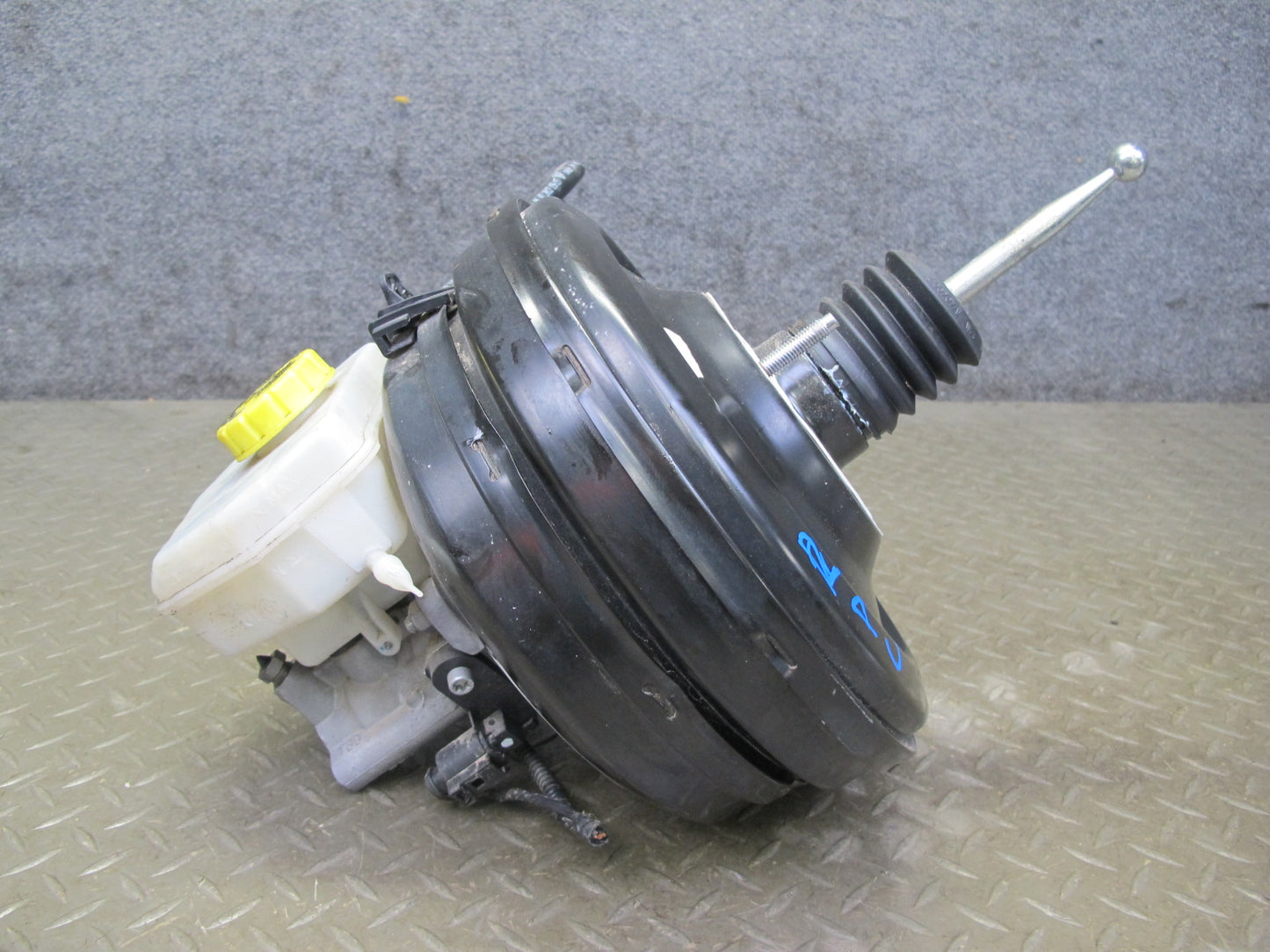 2011-2014 Porsche Cayenne S 958 Brake Booster W/ Master Cylinder & Reservoir