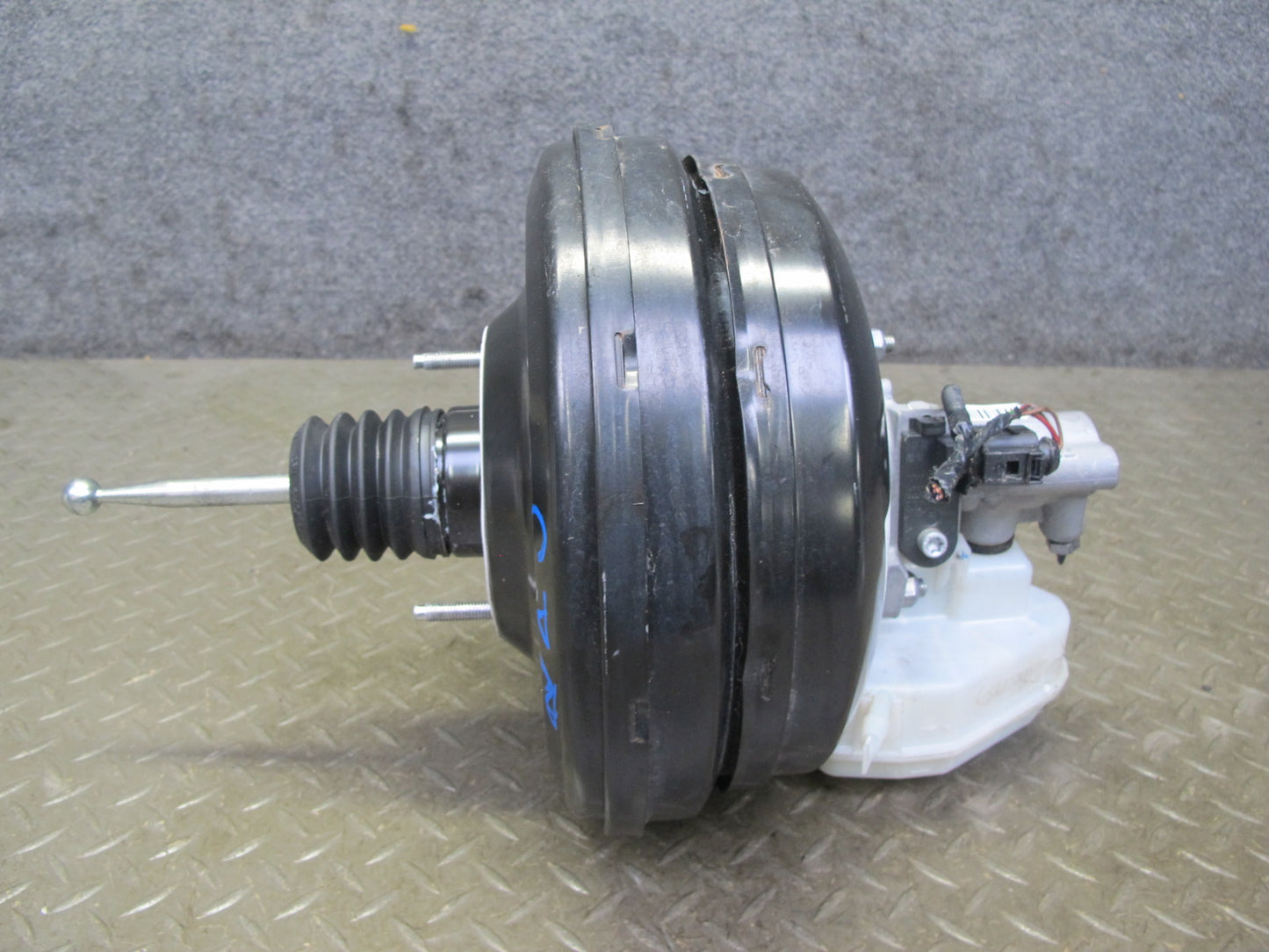 2011-2014 Porsche Cayenne S 958 Brake Booster W/ Master Cylinder & Reservoir