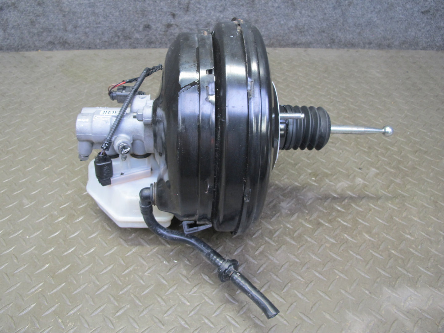 2011-2014 Porsche Cayenne S 958 Brake Booster W/ Master Cylinder & Reservoir