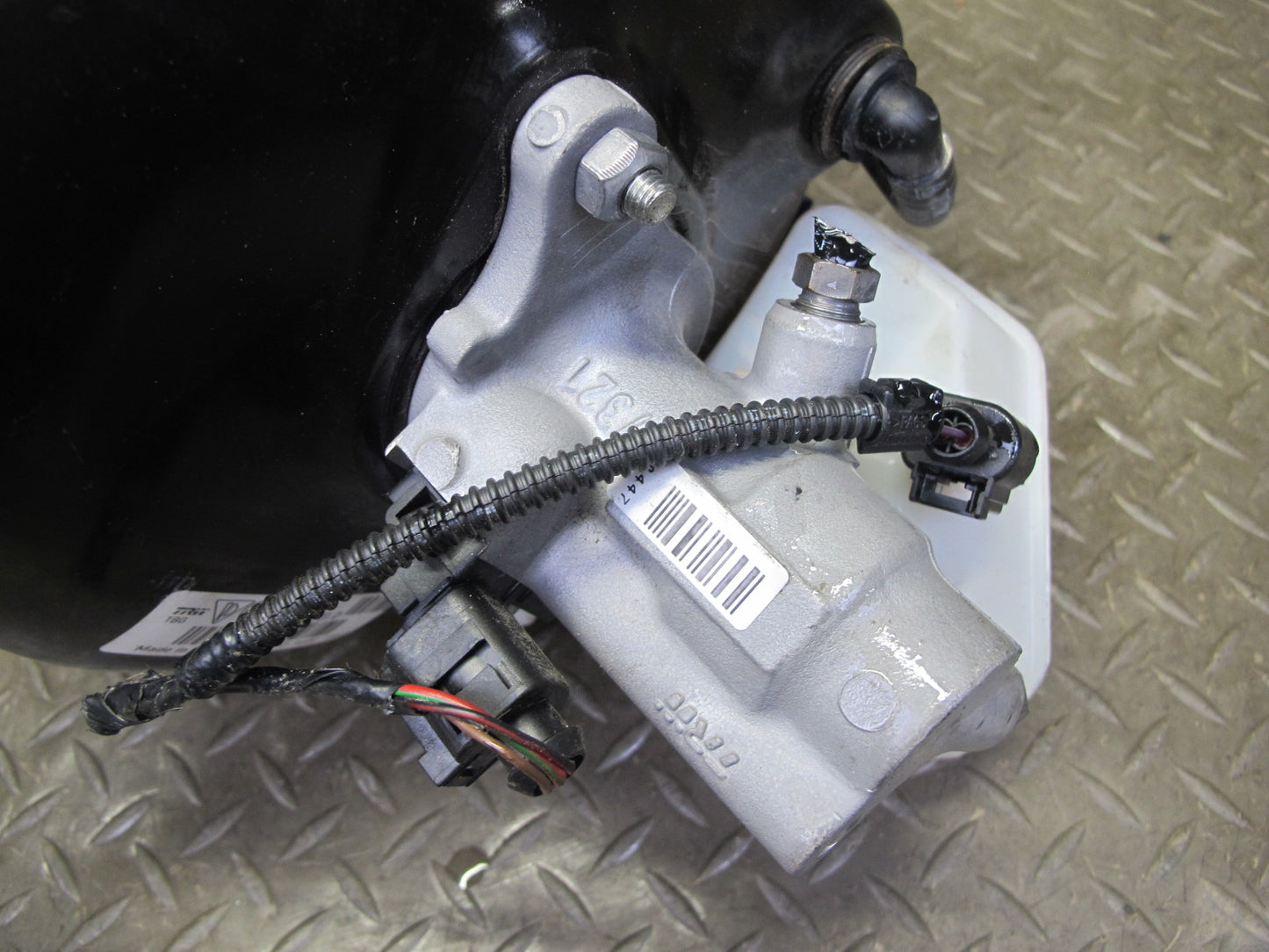 2011-2014 Porsche Cayenne S 958 Brake Booster W/ Master Cylinder & Reservoir