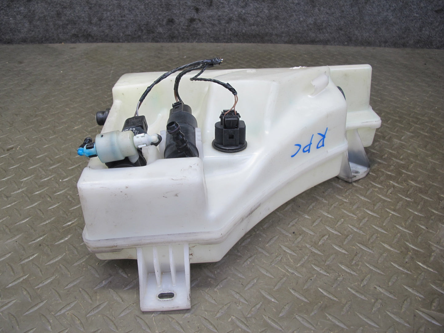 2011-2018 Porsche Cayenne 958 Windshield Washer Fluid Reservoir Tank W/ Pump