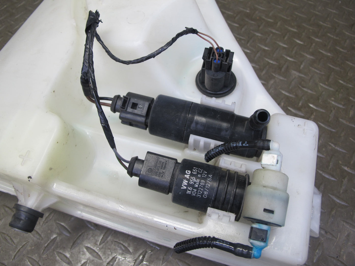 2011-2018 Porsche Cayenne 958 Windshield Washer Fluid Reservoir Tank W/ Pump