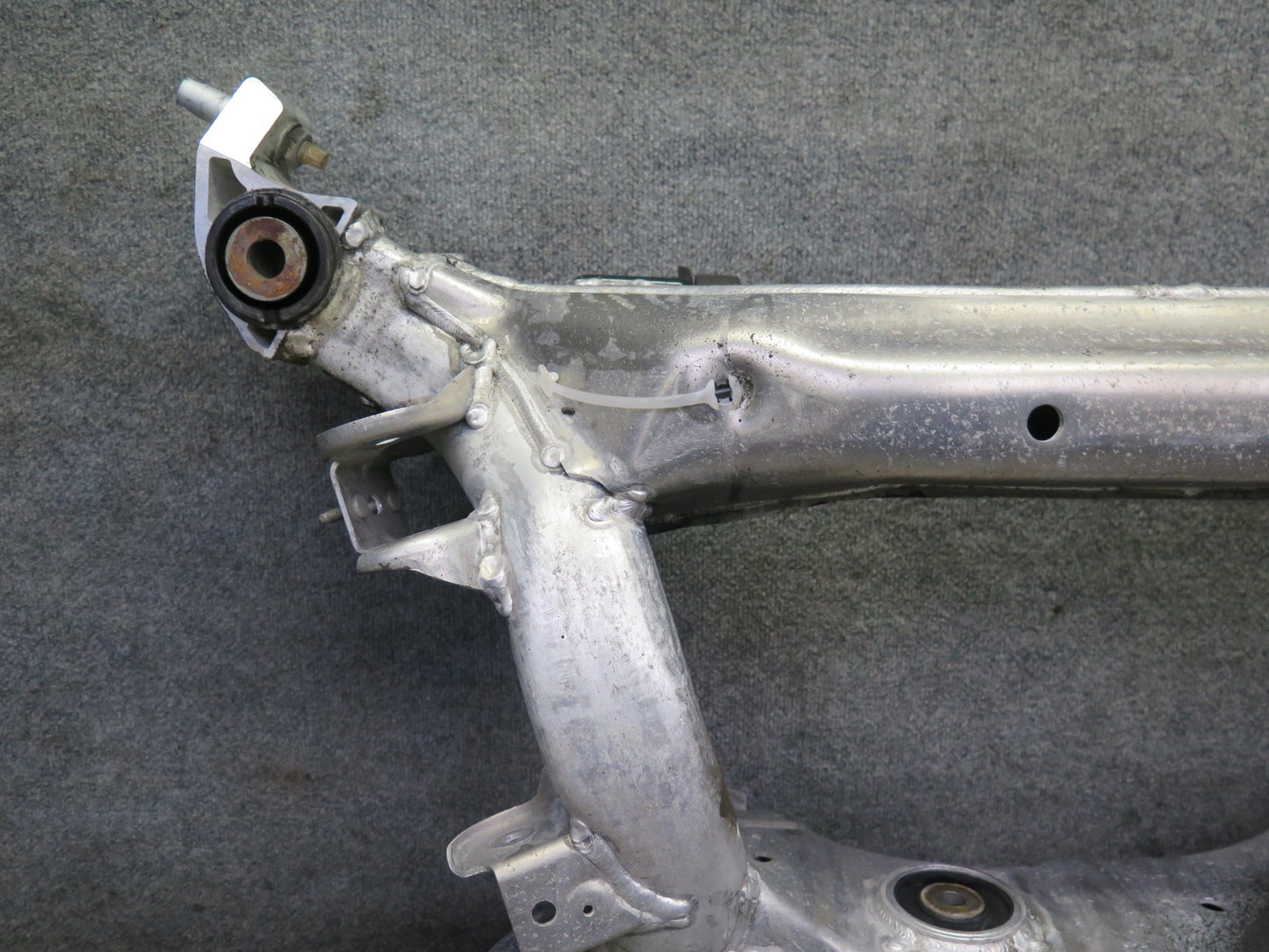 04-06 Nissan Z33 350Z Conv Rear Suspension Subframe Crossmember Carrier 68K OEM