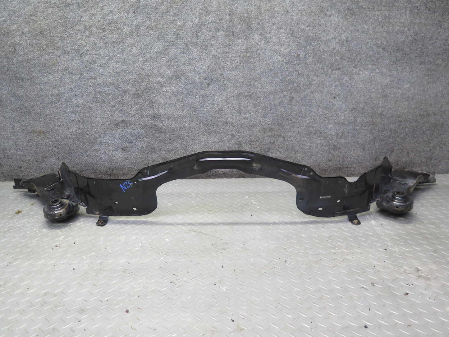 04-06 Nissan Z33 350Z Conv Rear Fuel Tank Crossmember Support Frame 68K Mile OEM