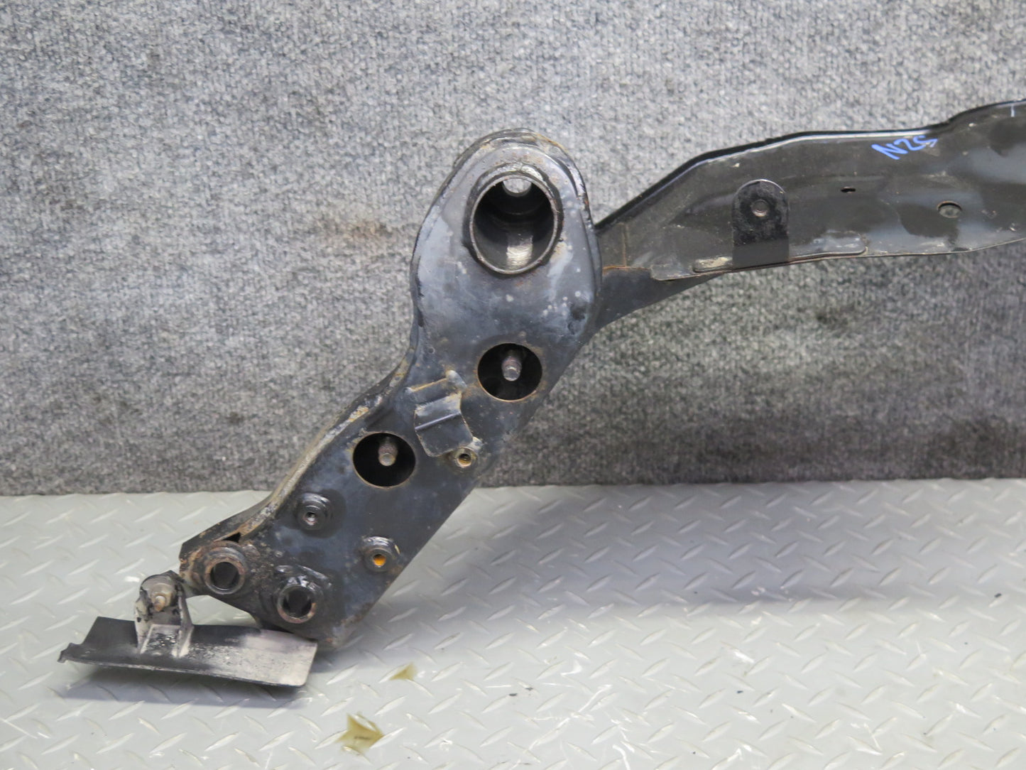 04-06 Nissan Z33 350Z Conv Rear Fuel Tank Crossmember Support Frame 68K Mile OEM