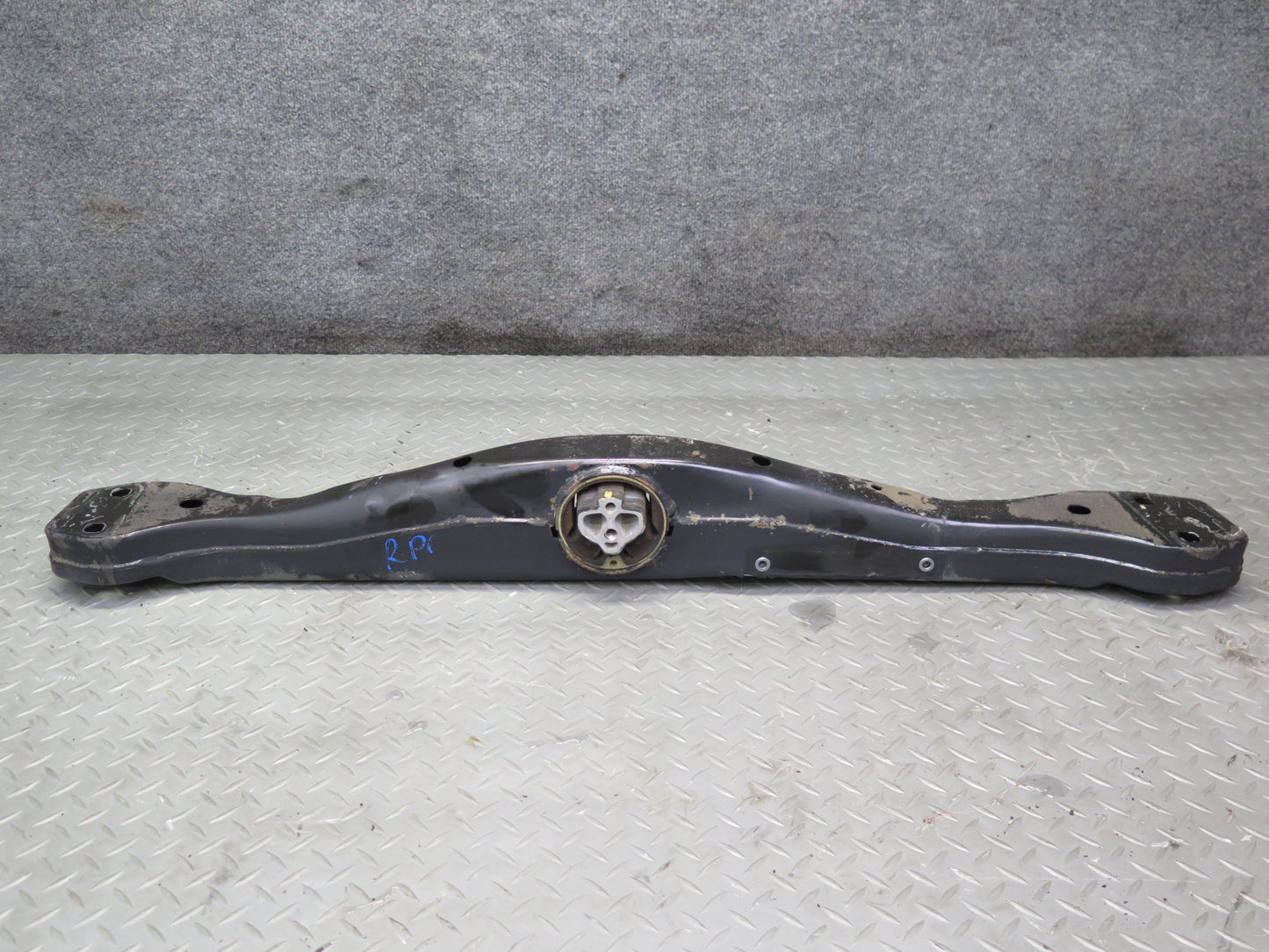 2011-2014 Porsche Cayenne 958 V8 Transmission Support Mount Bracket Carrier