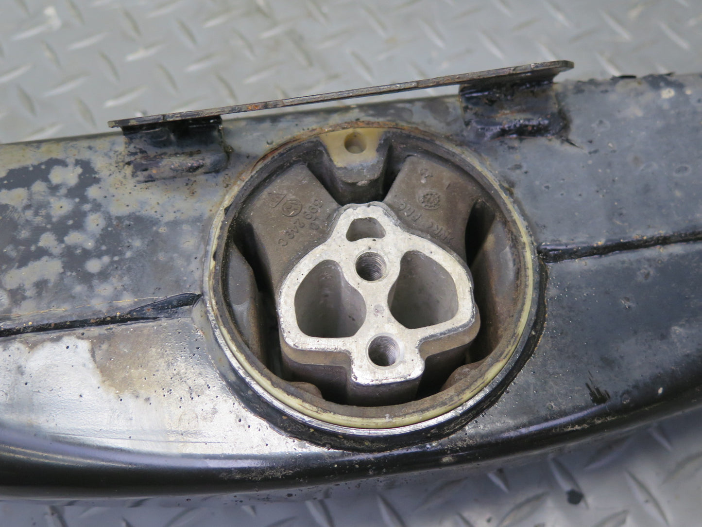 2011-2014 Porsche Cayenne 958 V8 Transmission Support Mount Bracket Carrier