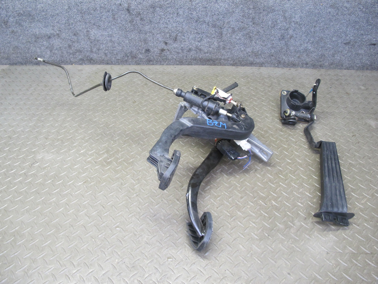 98-02 BMW E36/7 Z3 M44 M52 MT Gas Brake Clutch Pedal w Input Clutch Cylinder OEM