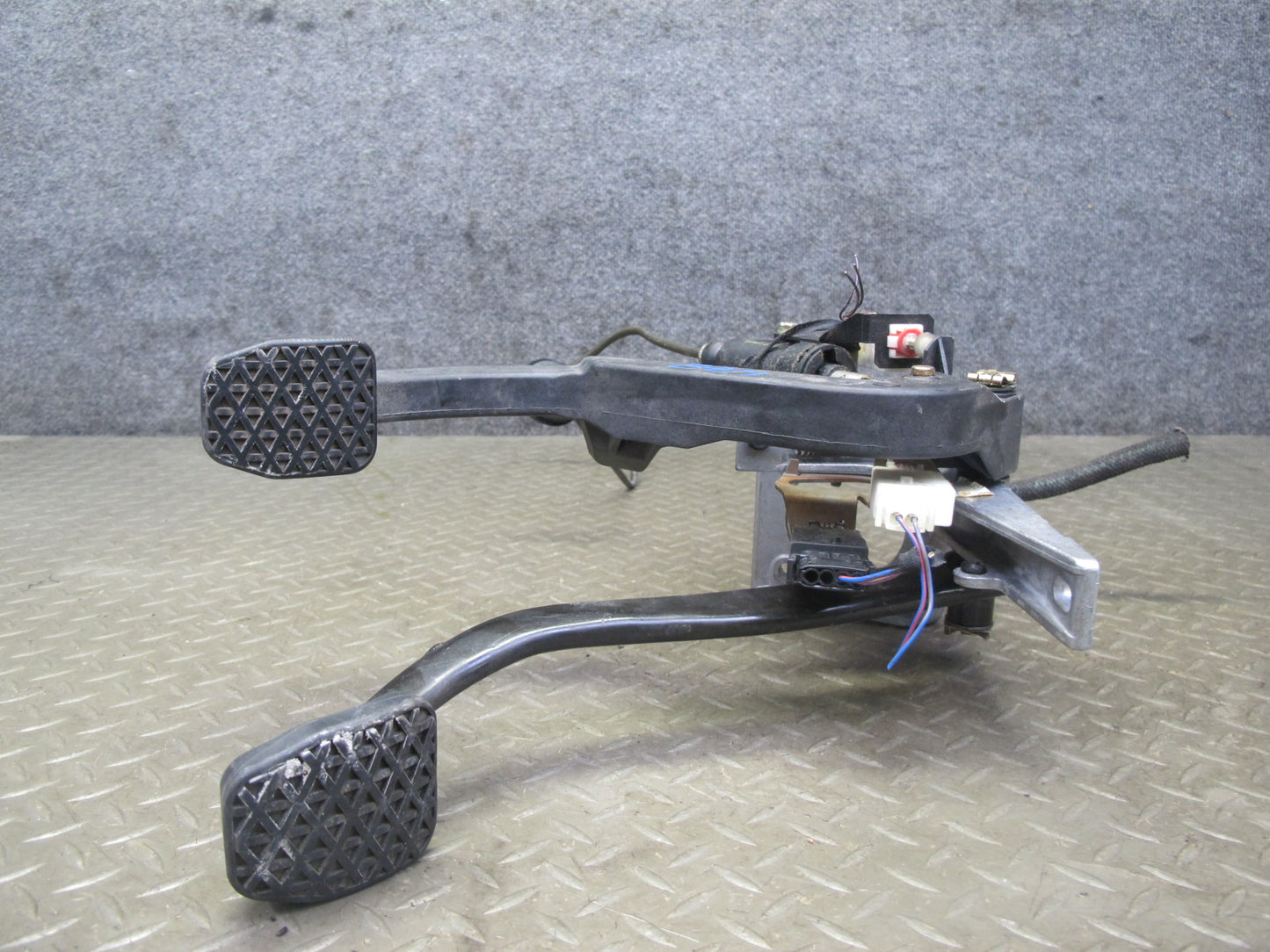 98-02 BMW E36/7 Z3 M44 M52 MT Gas Brake Clutch Pedal w Input Clutch Cylinder OEM