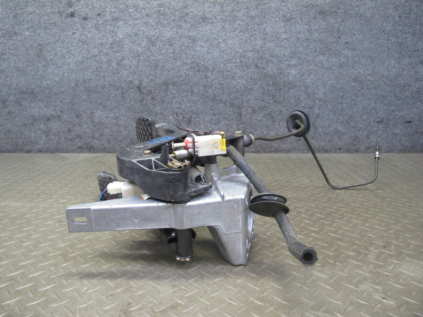 98-02 BMW E36/7 Z3 M44 M52 MT Gas Brake Clutch Pedal w Input Clutch Cylinder OEM