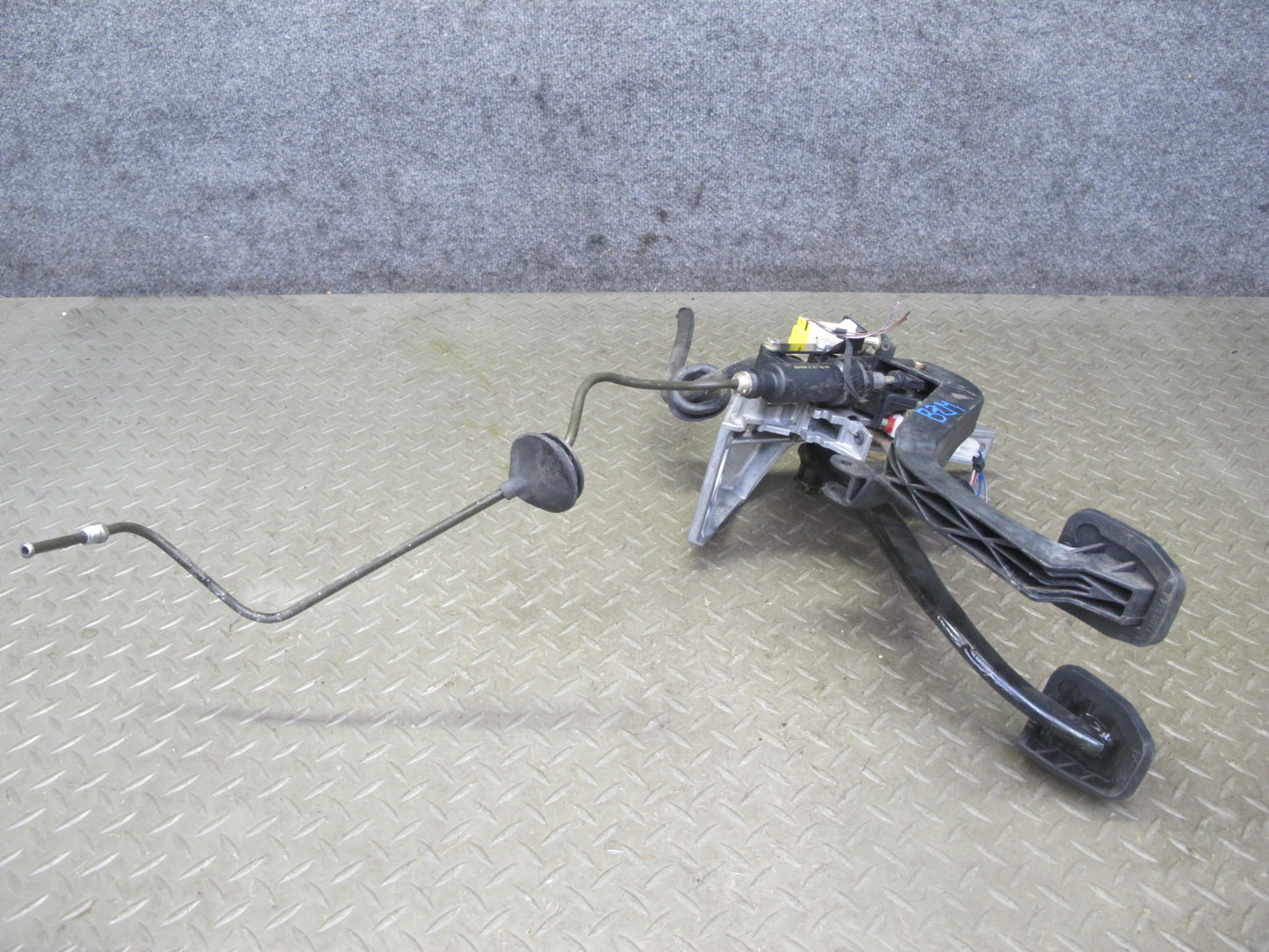 98-02 BMW E36/7 Z3 M44 M52 MT Gas Brake Clutch Pedal w Input Clutch Cylinder OEM