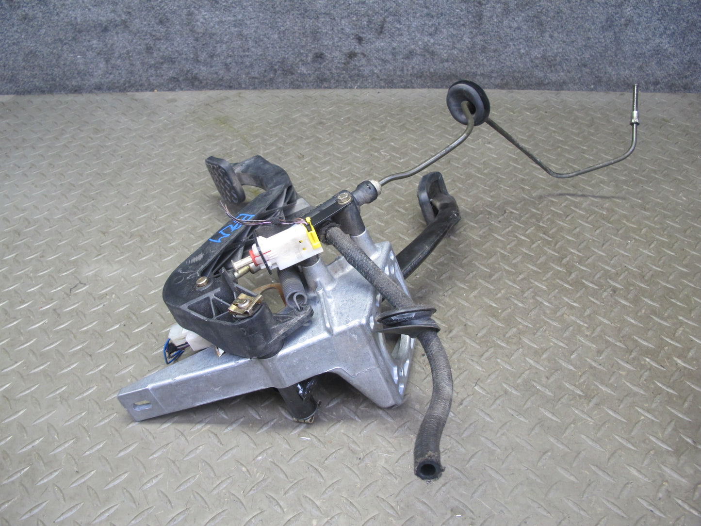 98-02 BMW E36/7 Z3 M44 M52 MT Gas Brake Clutch Pedal w Input Clutch Cylinder OEM