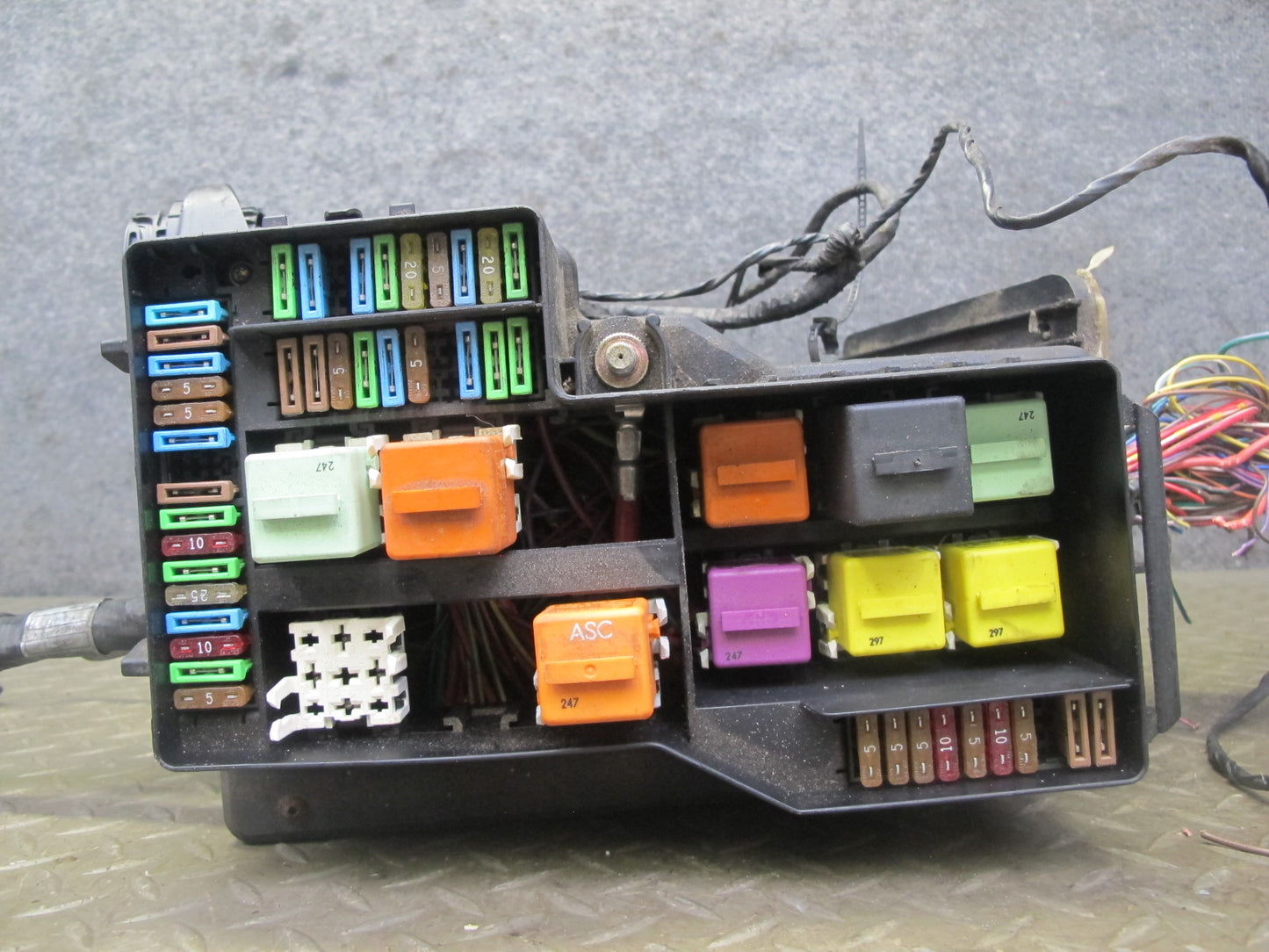 1998 BMW E36/7 Z3 1.9L M44 Under Hood Junction Relay Fuse Box w Wiring Assy OEM