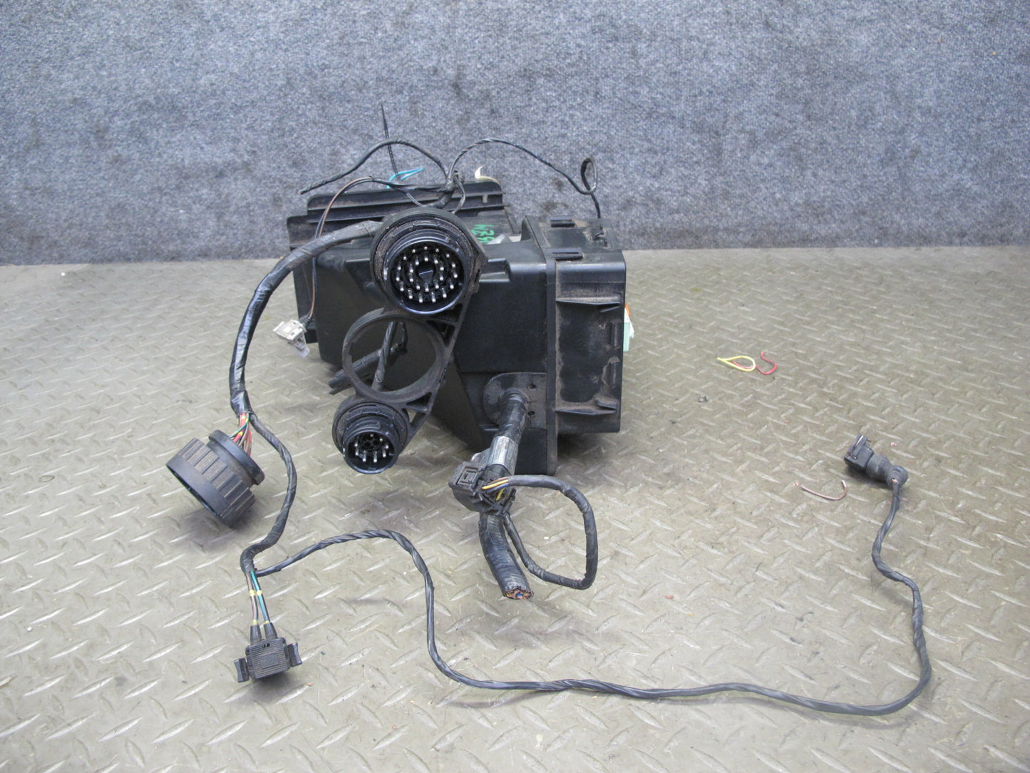 1998 BMW E36/7 Z3 1.9L M44 Under Hood Junction Relay Fuse Box w Wiring Assy OEM