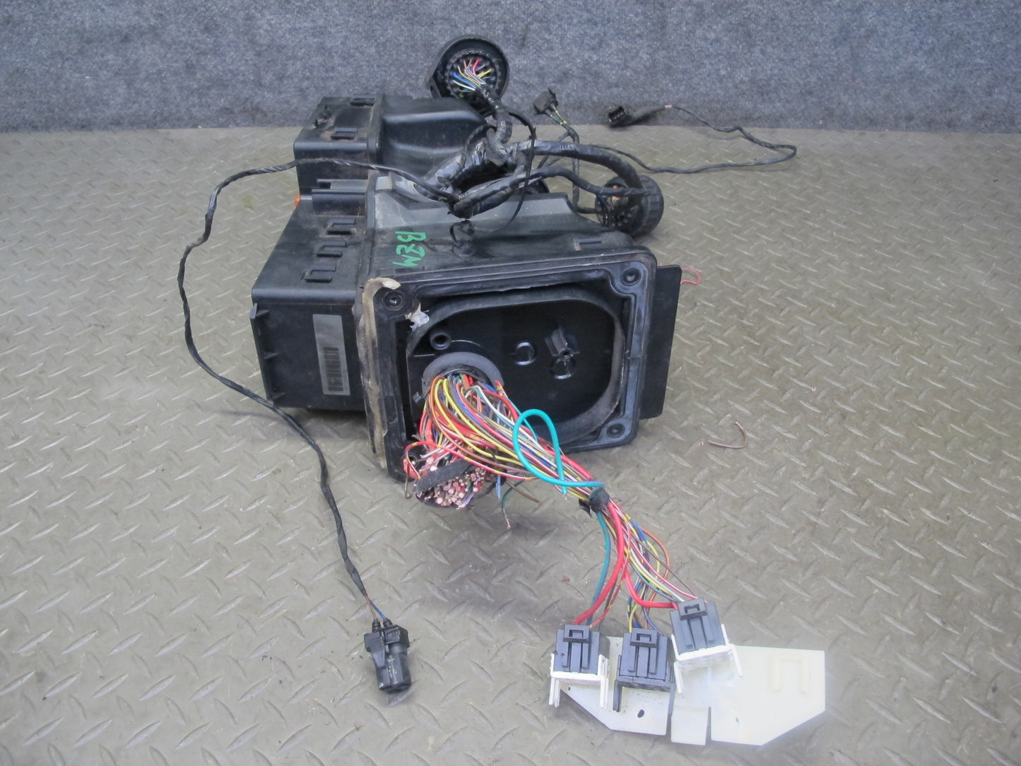 1998 BMW E36/7 Z3 1.9L M44 Under Hood Junction Relay Fuse Box w Wiring Assy OEM