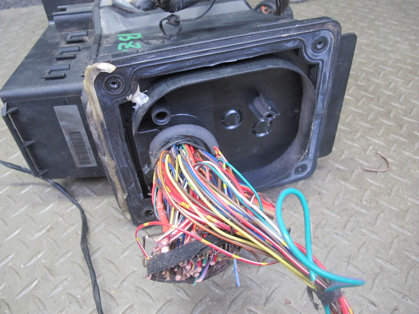 1998 BMW E36/7 Z3 1.9L M44 Under Hood Junction Relay Fuse Box w Wiring Assy OEM