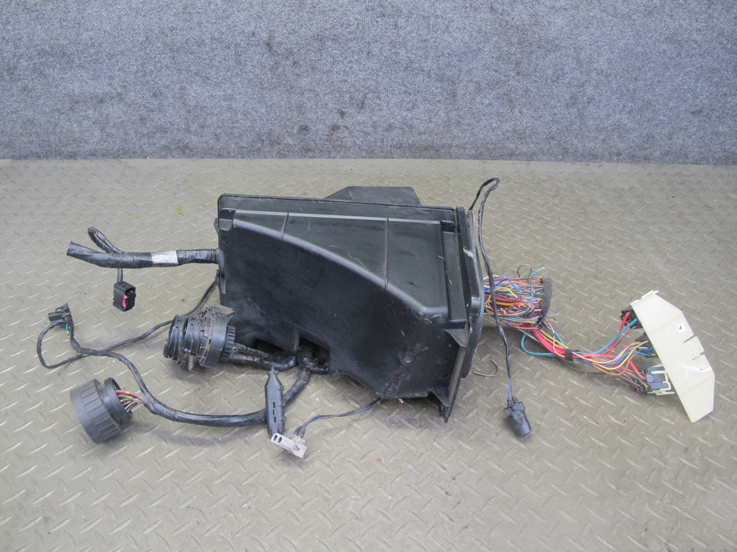 1998 BMW E36/7 Z3 1.9L M44 Under Hood Junction Relay Fuse Box w Wiring Assy OEM