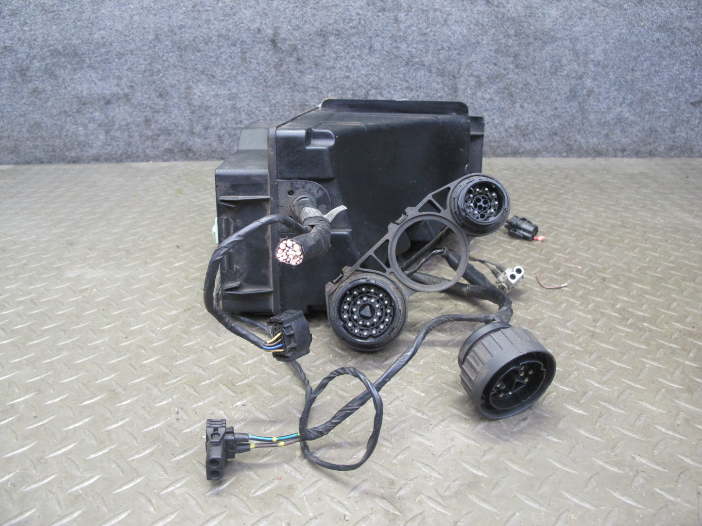 1998 BMW E36/7 Z3 1.9L M44 Under Hood Junction Relay Fuse Box w Wiring Assy OEM