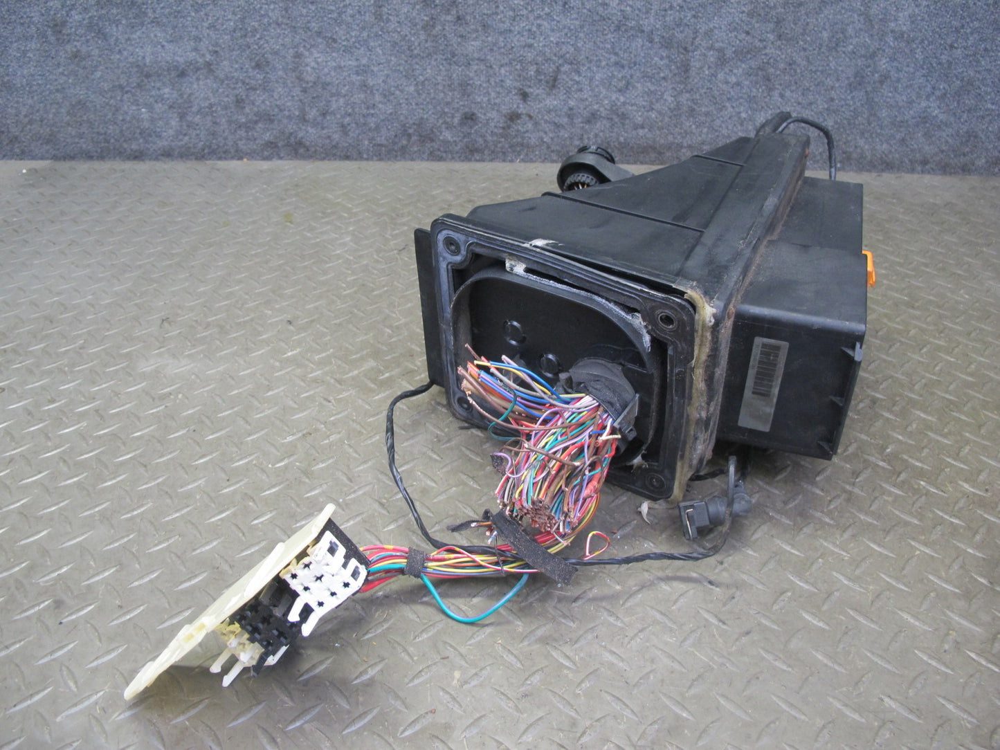 1998 BMW E36/7 Z3 1.9L M44 Under Hood Junction Relay Fuse Box w Wiring Assy OEM