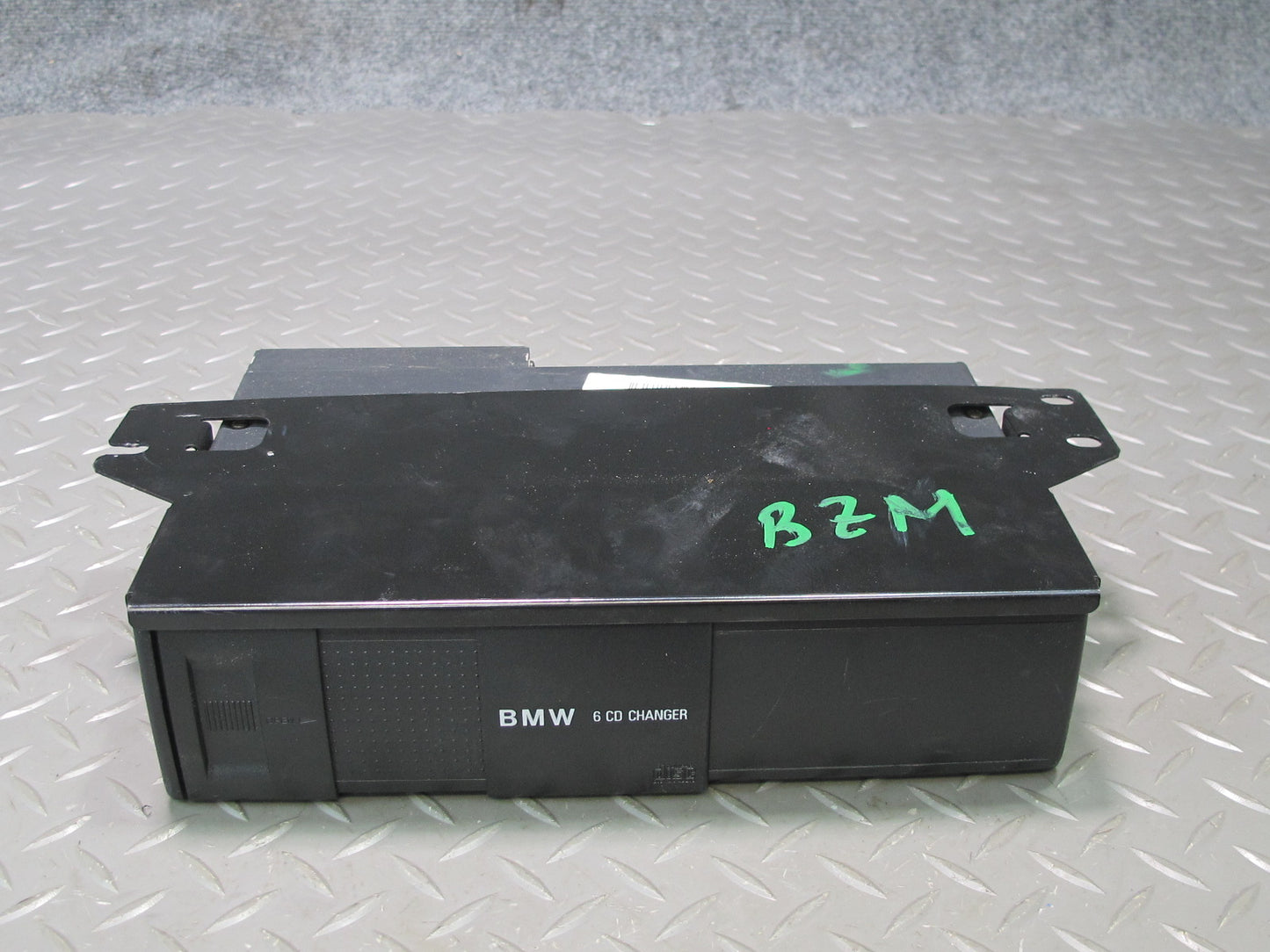 96-02 BMW E36/7 Z3 6 Disc CD Changer w Magazine & Bracket Mount OEM