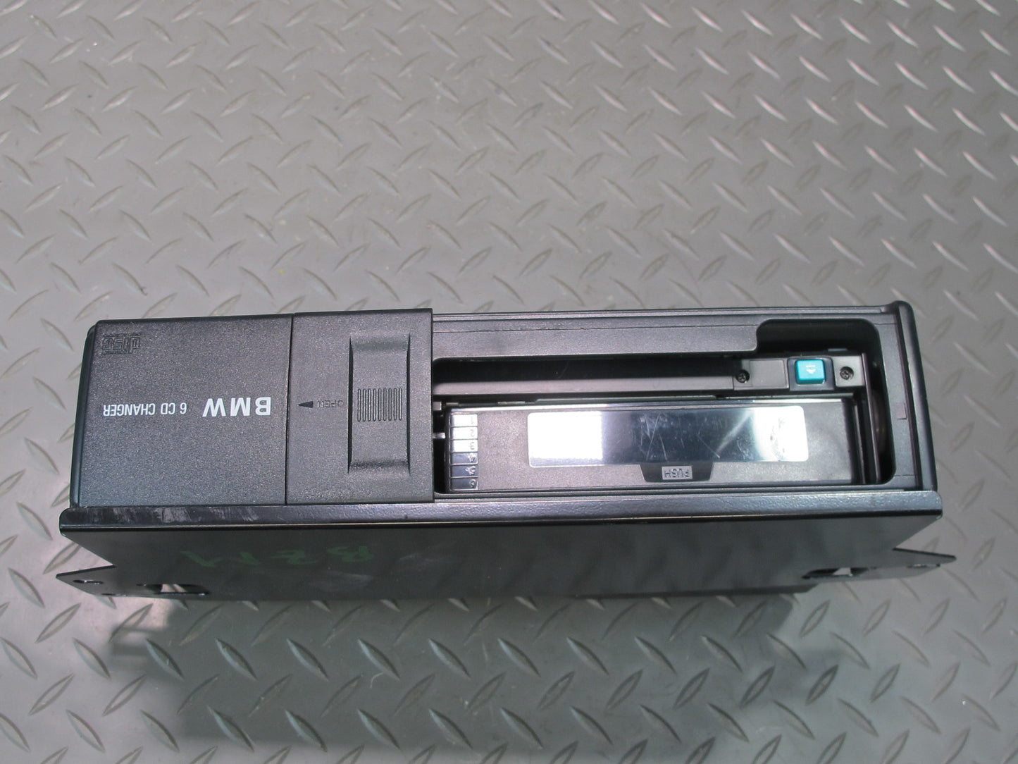 96-02 BMW E36/7 Z3 6 Disc CD Changer w Magazine & Bracket Mount OEM