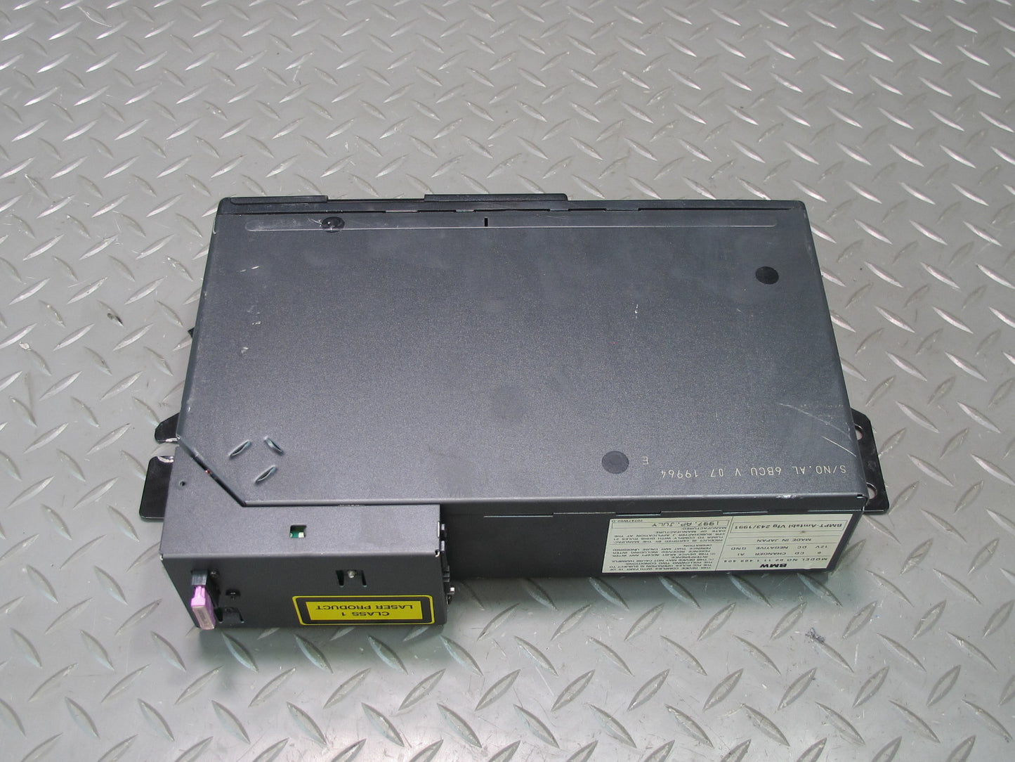 96-02 BMW E36/7 Z3 6 Disc CD Changer w Magazine & Bracket Mount OEM