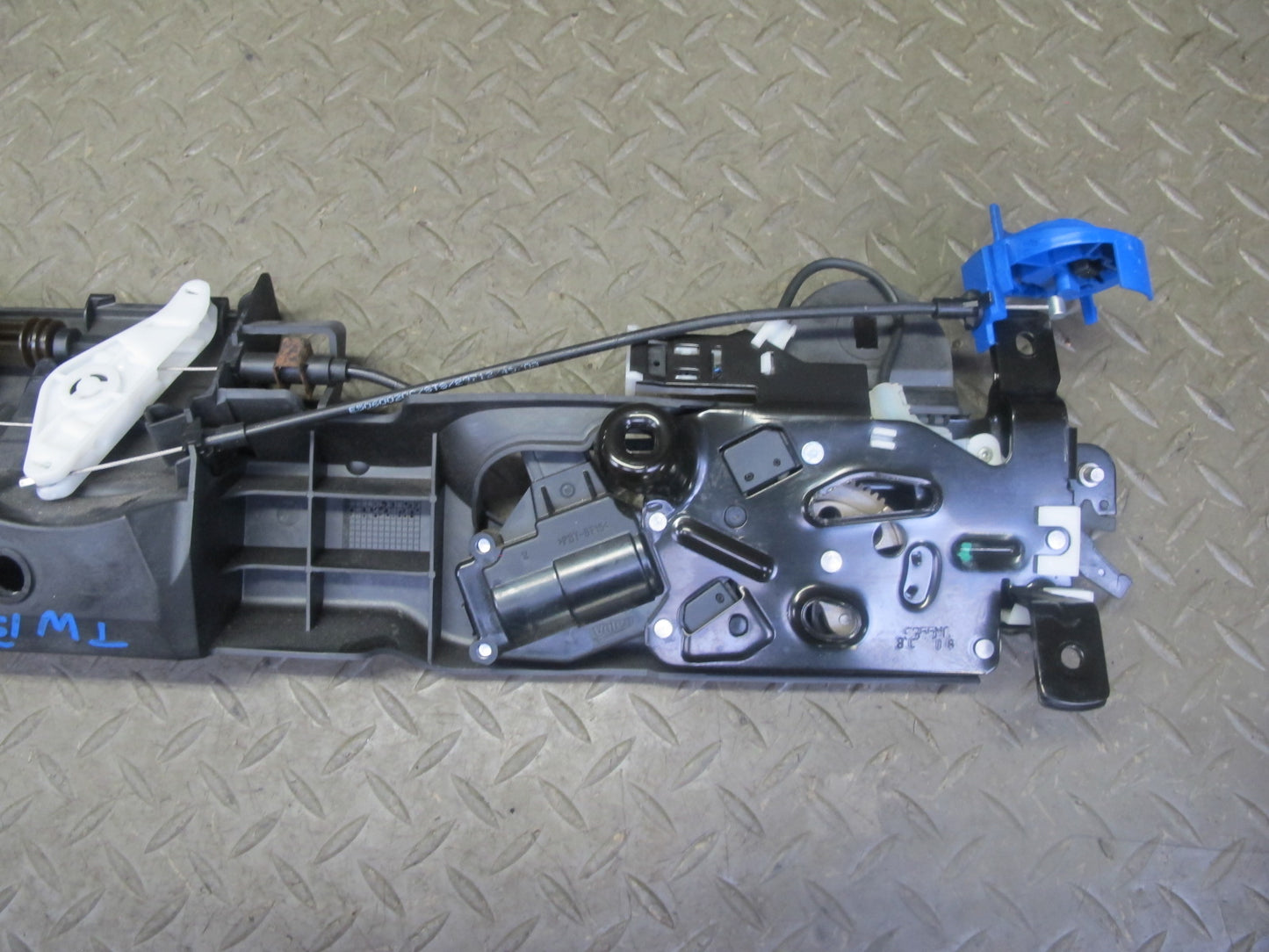 07-13 BMW E93 335i Convertible Rear Trunk Lid Locking Mechanism 7129214 OEM