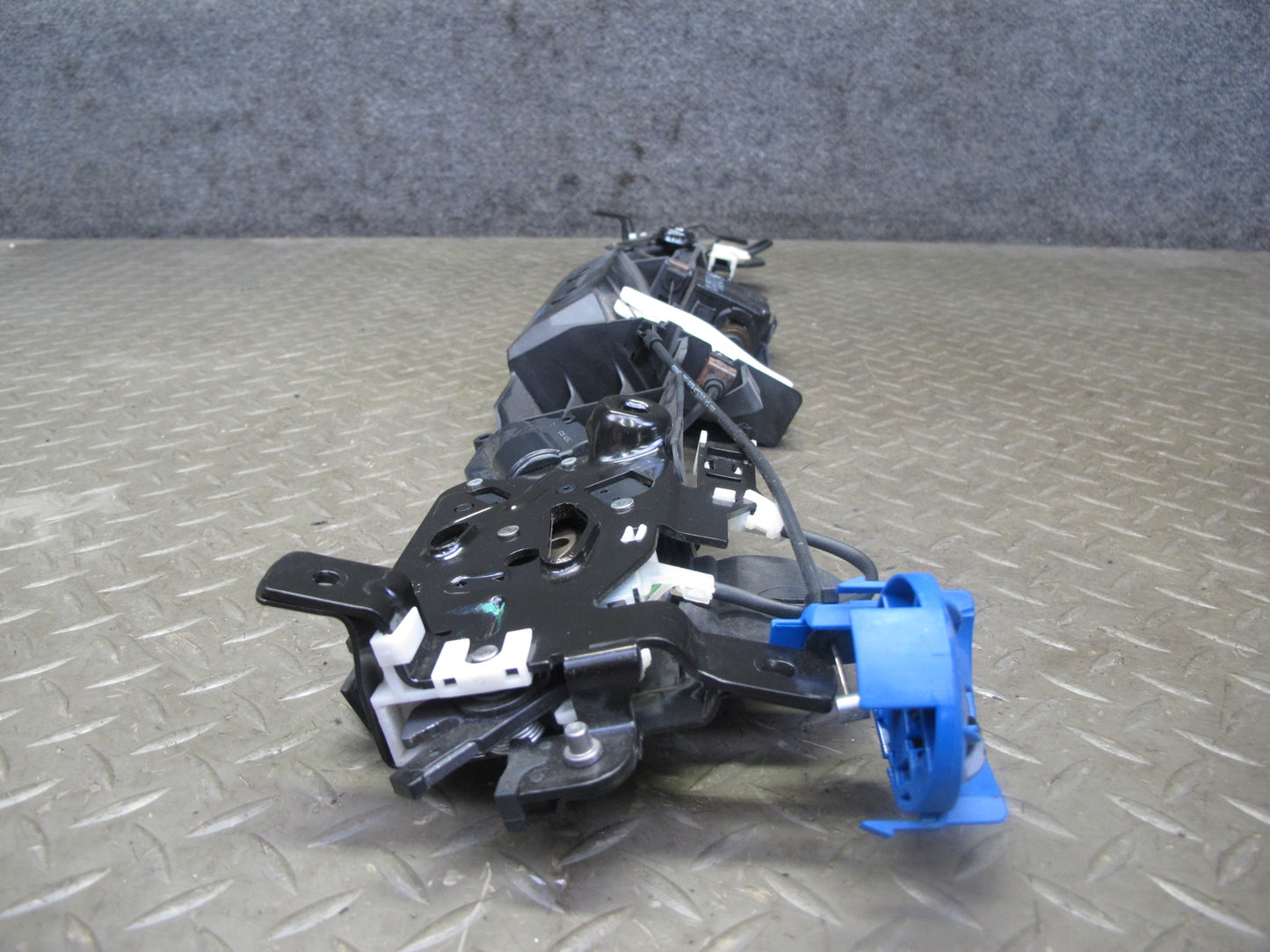 07-13 BMW E93 335i Convertible Rear Trunk Lid Locking Mechanism 7129214 OEM