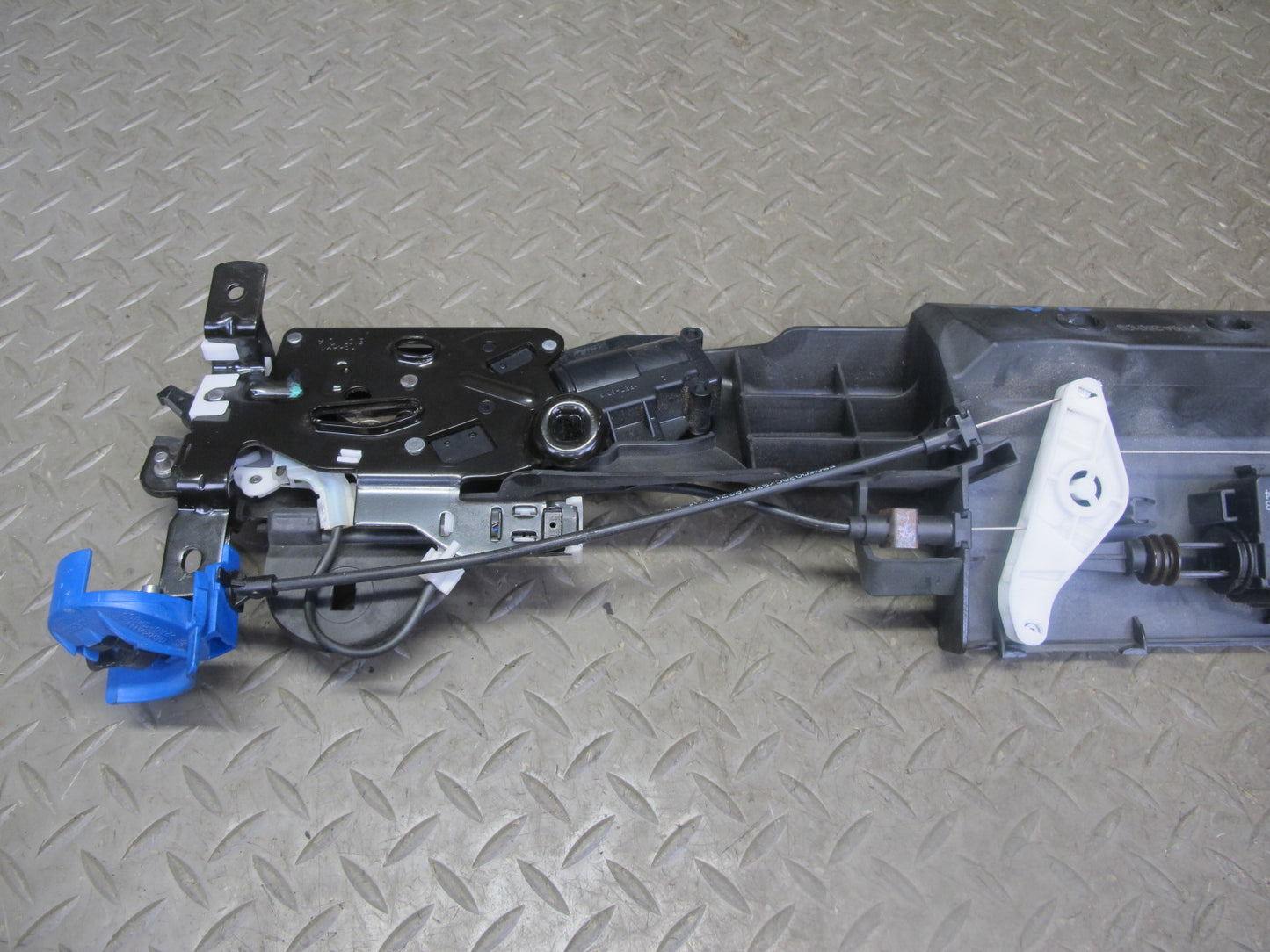 07-13 BMW E93 335i Convertible Rear Trunk Lid Locking Mechanism 7129214 OEM