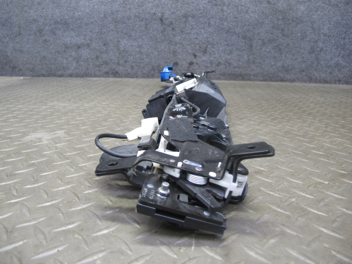 07-13 BMW E93 335i Convertible Rear Trunk Lid Locking Mechanism 7129214 OEM