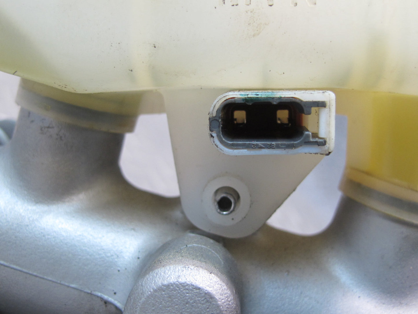 04-08 Nissan 350Z Brake Master Cylinder Booster Fluid Reservoir OEM