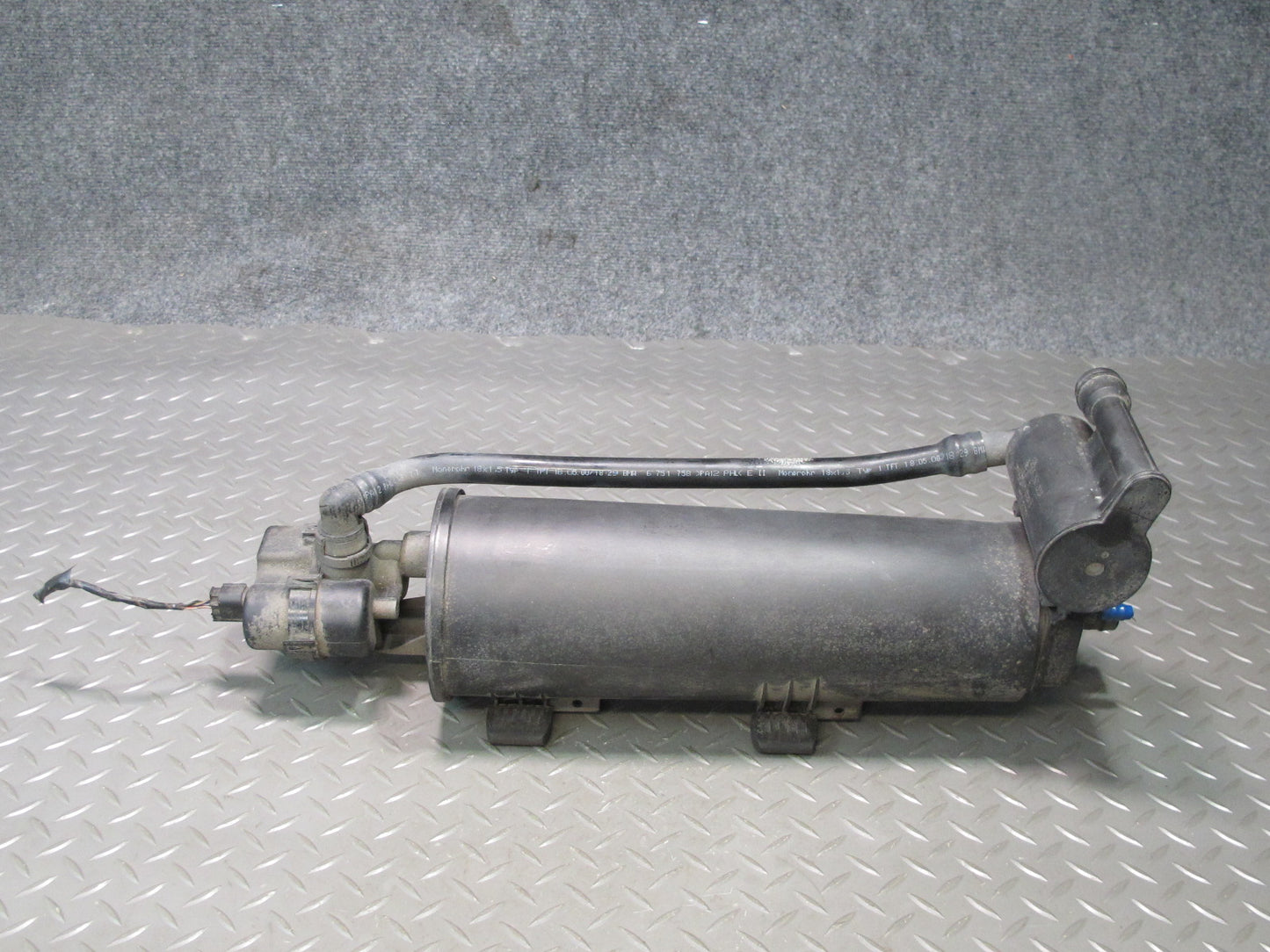 01-06 BMW E46 330Ci Fuel Evap Vapor Charcoal Canister Assembly OEM