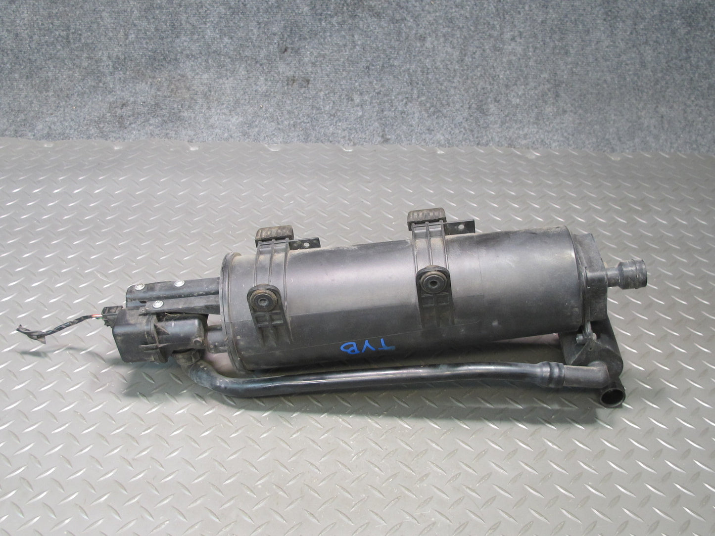 01-06 BMW E46 330Ci Fuel Evap Vapor Charcoal Canister Assembly OEM