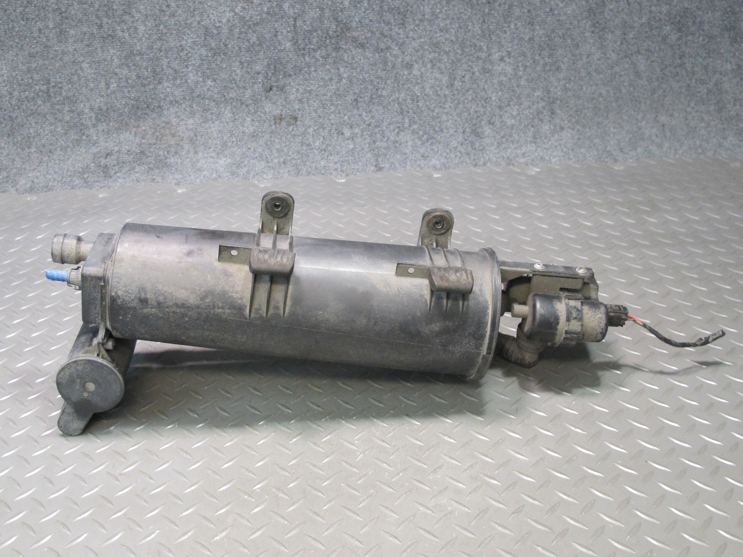 01-06 BMW E46 330Ci Fuel Evap Vapor Charcoal Canister Assembly OEM