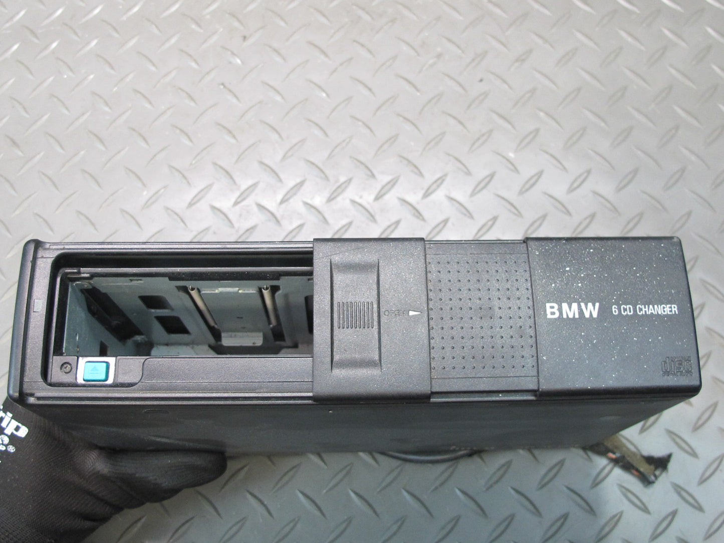 01-03 BMW E46 330Ci CD Changer Player NO Magazine 469404 OEM