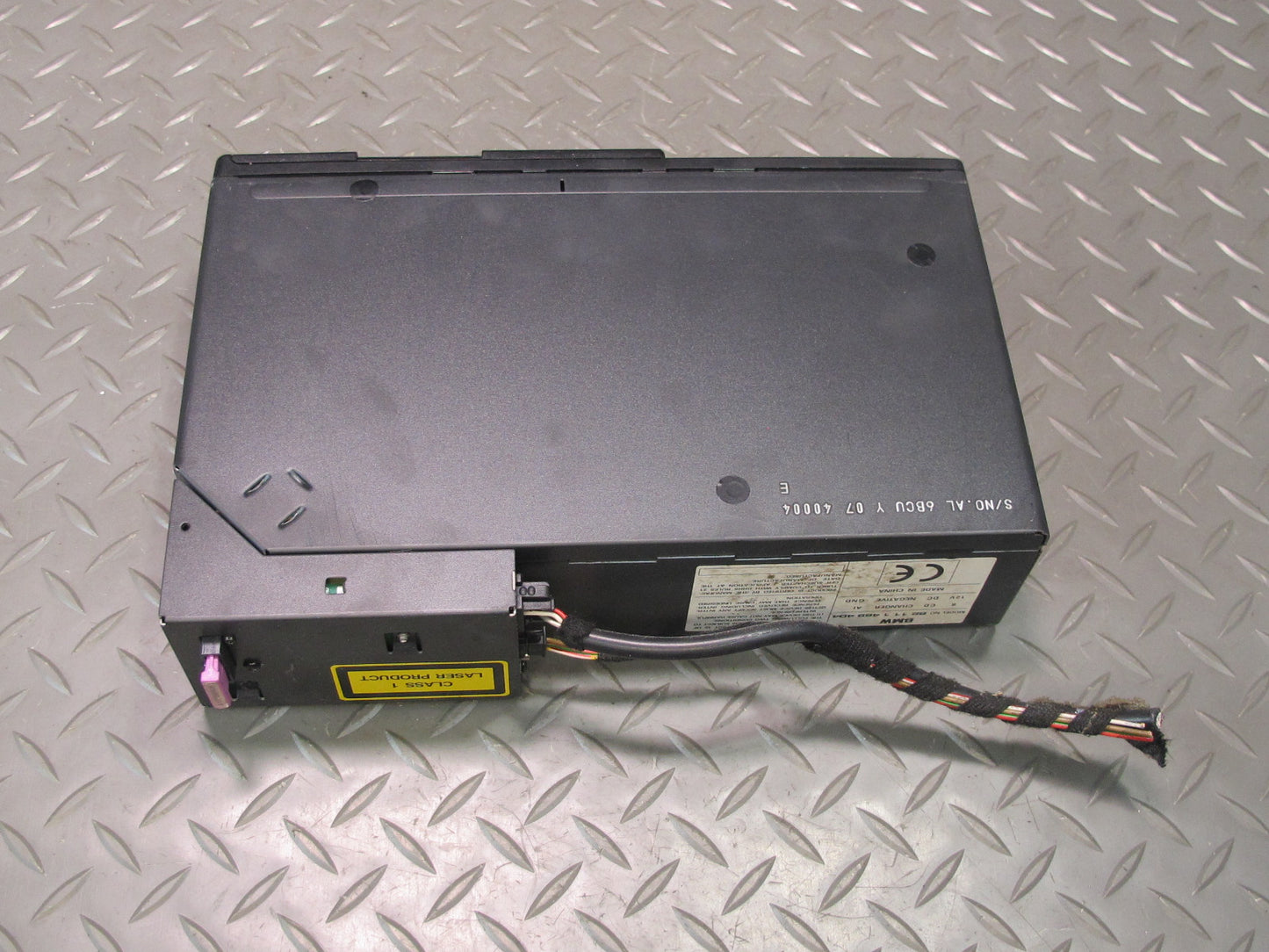 01-03 BMW E46 330Ci CD Changer Player NO Magazine 469404 OEM