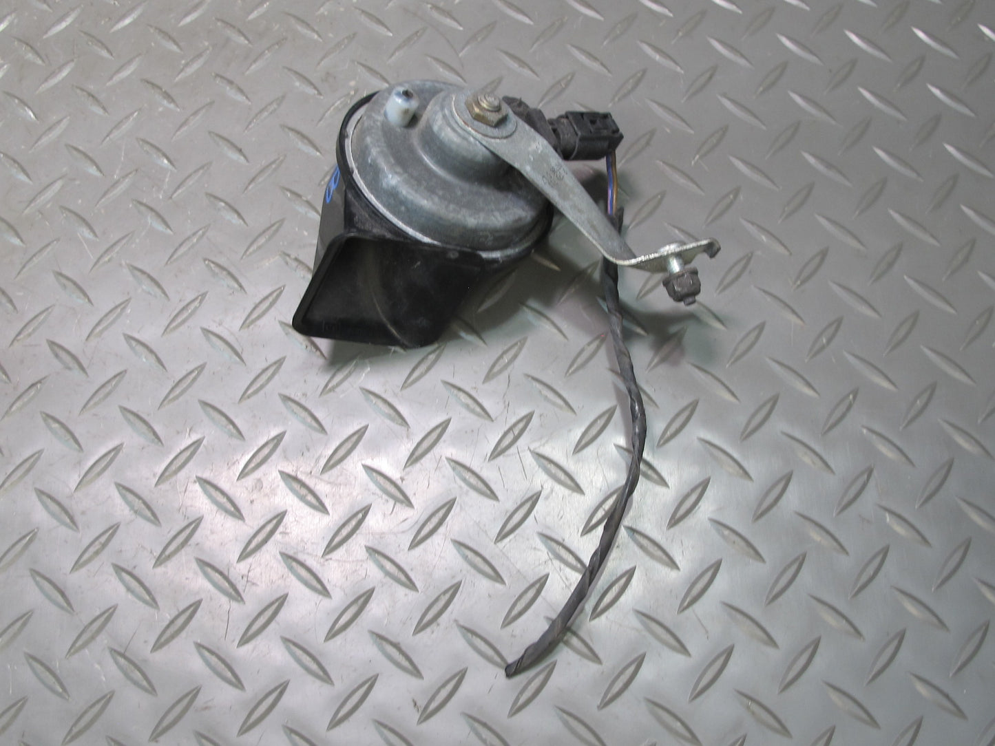 01-06 BMW E46 3-SERIES Set of 2 High & Low Tone Note Pitch Horn Signal OEM