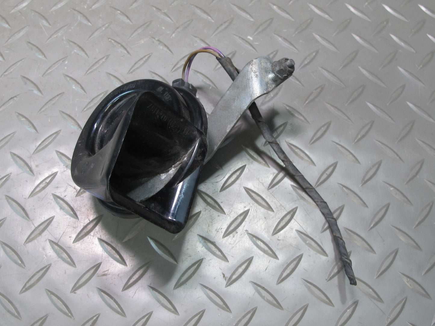 01-06 BMW E46 3-SERIES Set of 2 High & Low Tone Note Pitch Horn Signal OEM