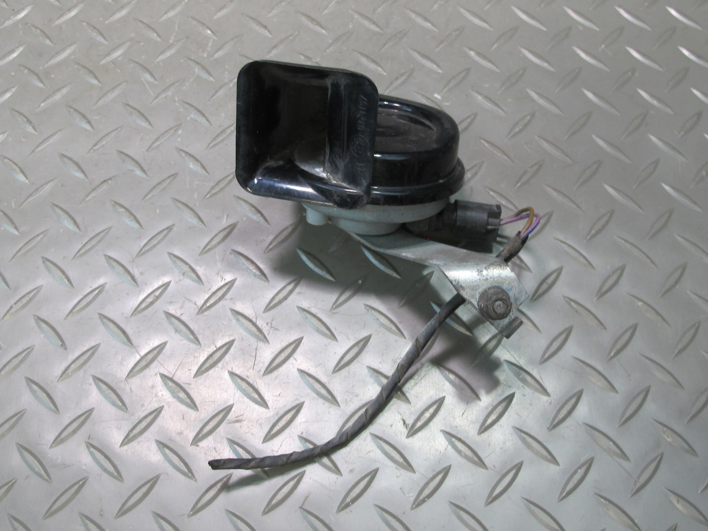 01-06 BMW E46 3-SERIES Set of 2 High & Low Tone Note Pitch Horn Signal OEM