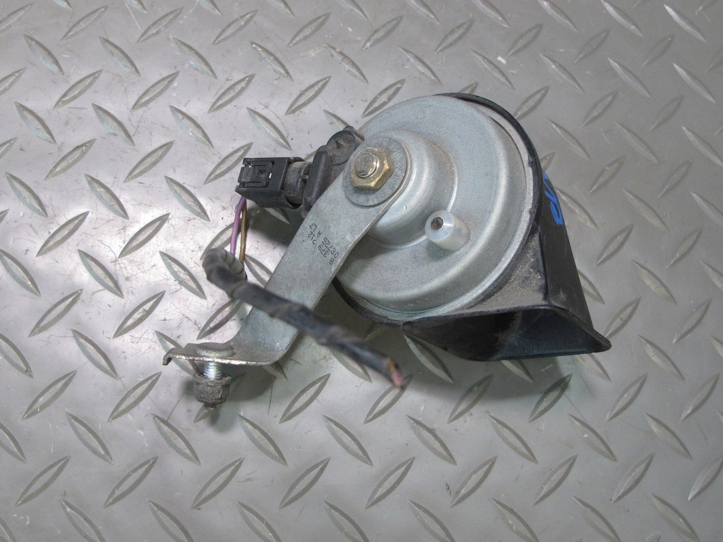 01-06 BMW E46 3-SERIES Set of 2 High & Low Tone Note Pitch Horn Signal OEM