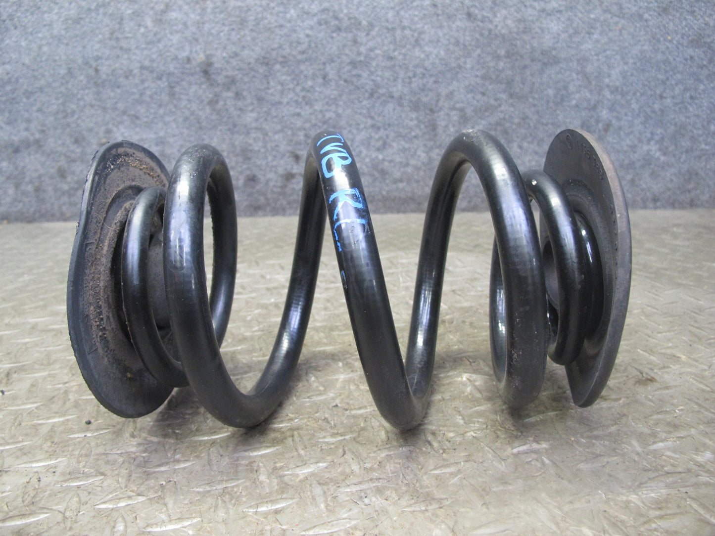 01-06 BMW E46 330ci Convertible Set of 2 Rear Left & Right Coil Spring OEM