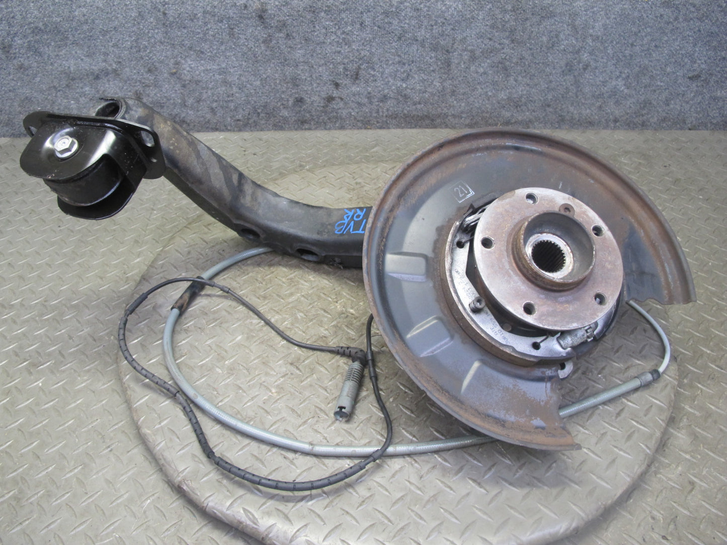 01-06 BMW E46 330ci RWD Rear Right Knuckle Wheel Hub Trailing Arm OEM