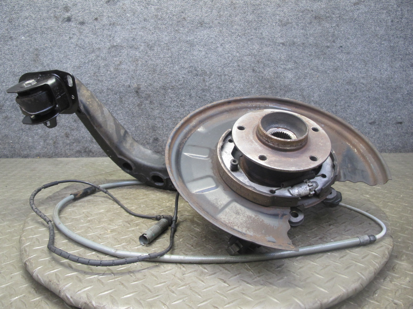 01-06 BMW E46 330ci RWD Rear Right Knuckle Wheel Hub Trailing Arm OEM