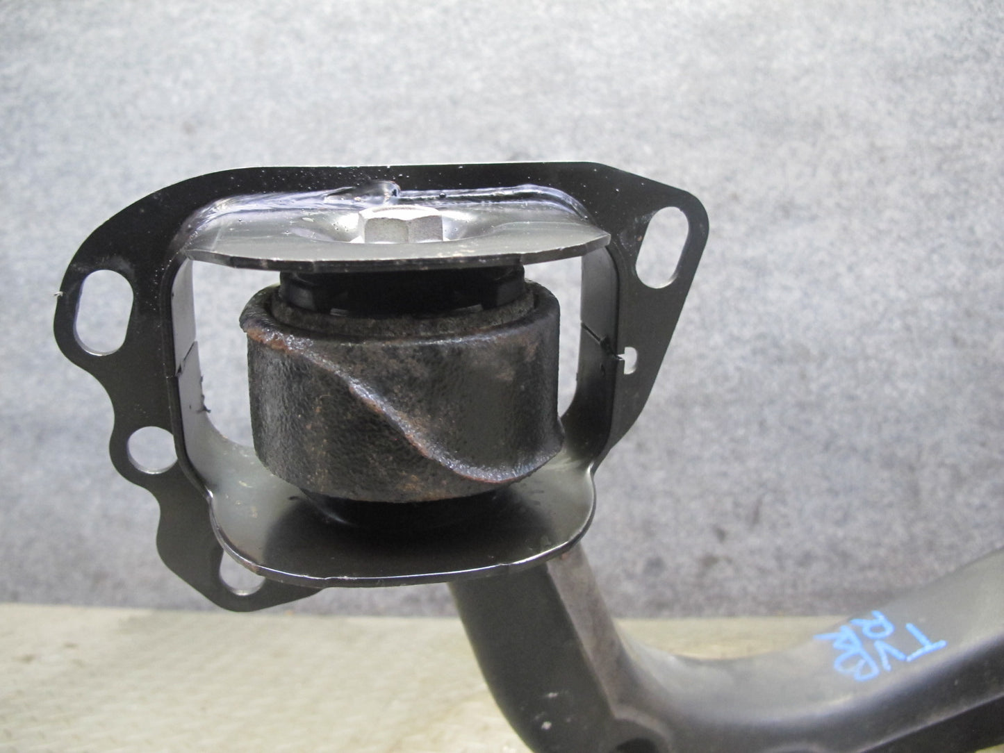 01-06 BMW E46 330ci RWD Rear Right Knuckle Wheel Hub Trailing Arm OEM