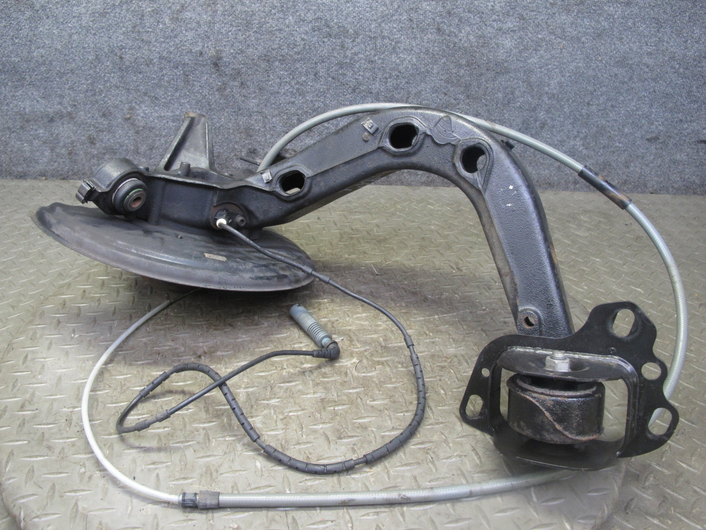 01-06 BMW E46 330ci RWD Rear Right Knuckle Wheel Hub Trailing Arm OEM