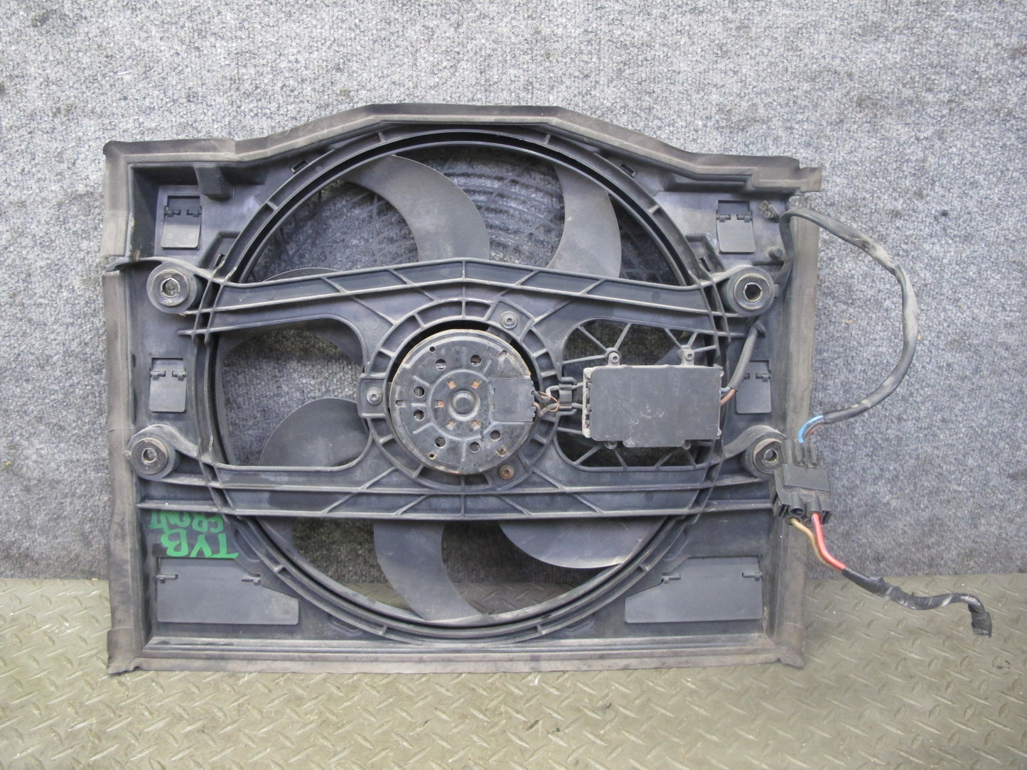 01-06 BMW E46 330Ci M54 Engine Cooling Fan Motor Shroud OEM