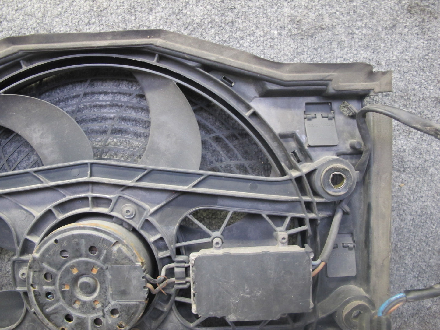 01-06 BMW E46 330Ci M54 Engine Cooling Fan Motor Shroud OEM