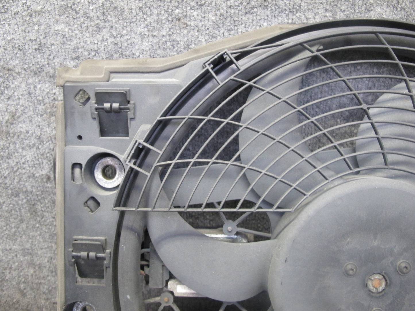 01-06 BMW E46 330Ci M54 Engine Cooling Fan Motor Shroud OEM
