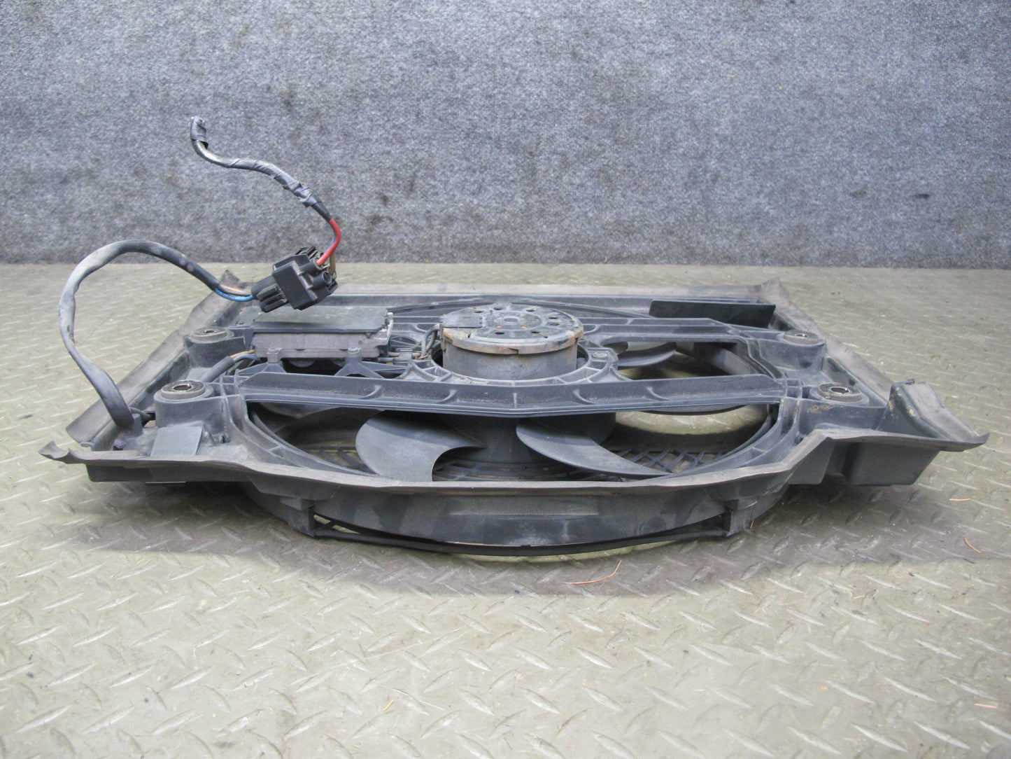 01-06 BMW E46 330Ci M54 Engine Cooling Fan Motor Shroud OEM